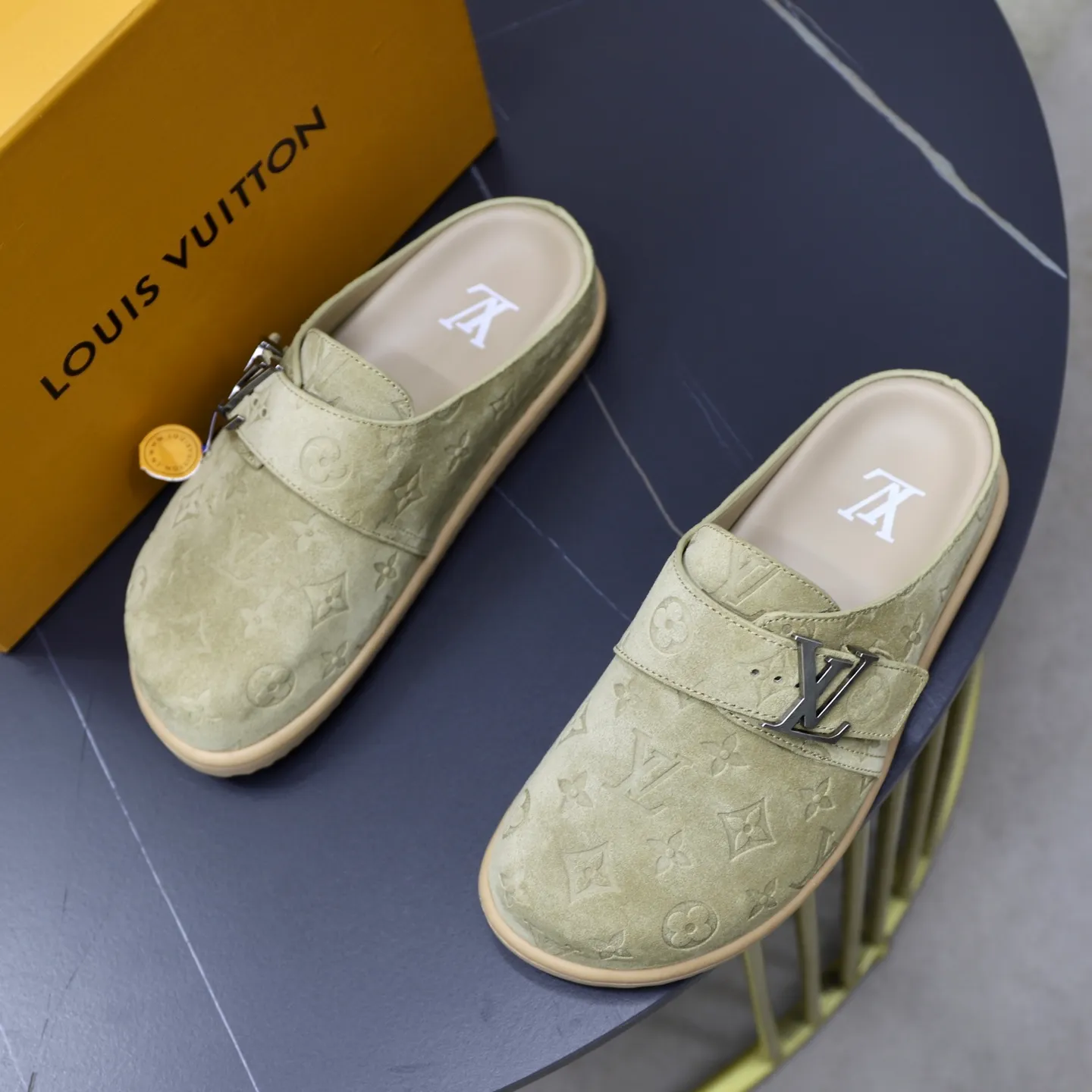 Ex-factory price: 520💰🙅‍♂️🙅‍♂️🙅‍♂️Birkenstock Brand: LV Louis Vuitton Standard code: 38-45 (cowhide lining) Grade: Same as the official website Material: Original leather design Original rubber wear-resistant molded outsole Style category: Men's fashion sandals Distinguished luxury brand elements Top luxury Color: Actual picture color